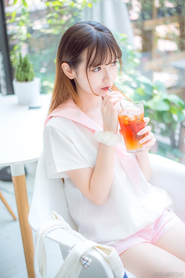 “莫要乱说，我之前开玩笑的。”魏延连忙道，虽然他很想打，但要事因为这个就让庞统去死，那他还是宁愿和平接受蜀中。